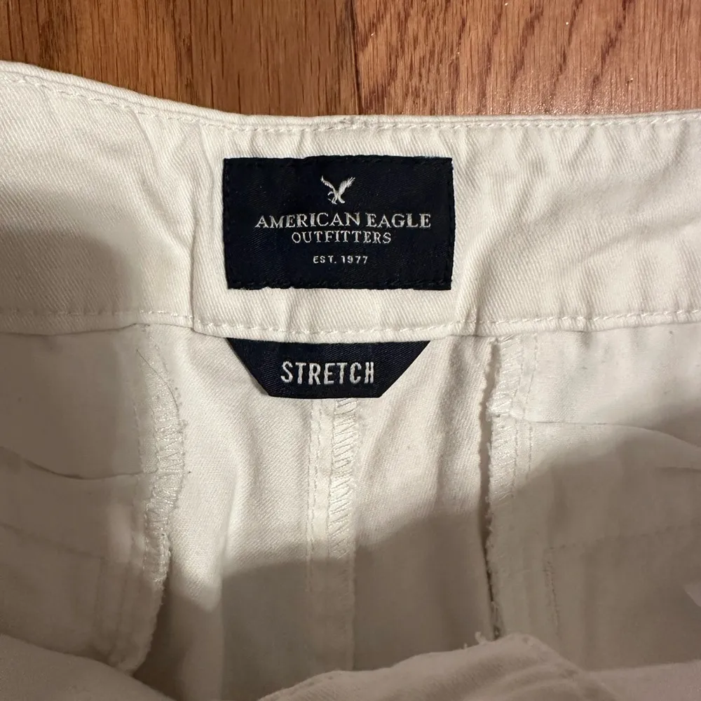 American Eagle Outfitters White Bermuda Shorts Casual Style - Image 3