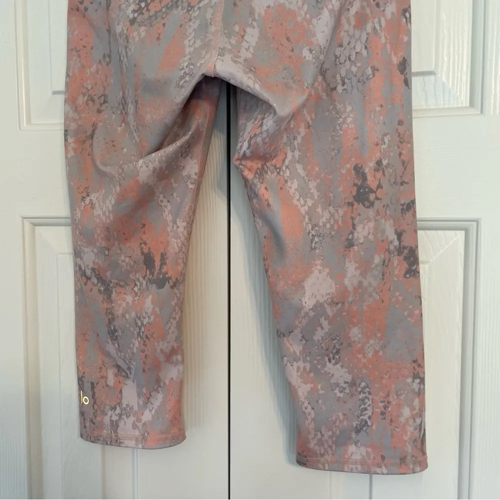 Alo Yoga Snake Print Airbrush Cropped Leggings Pastel Sz XS - Image 6