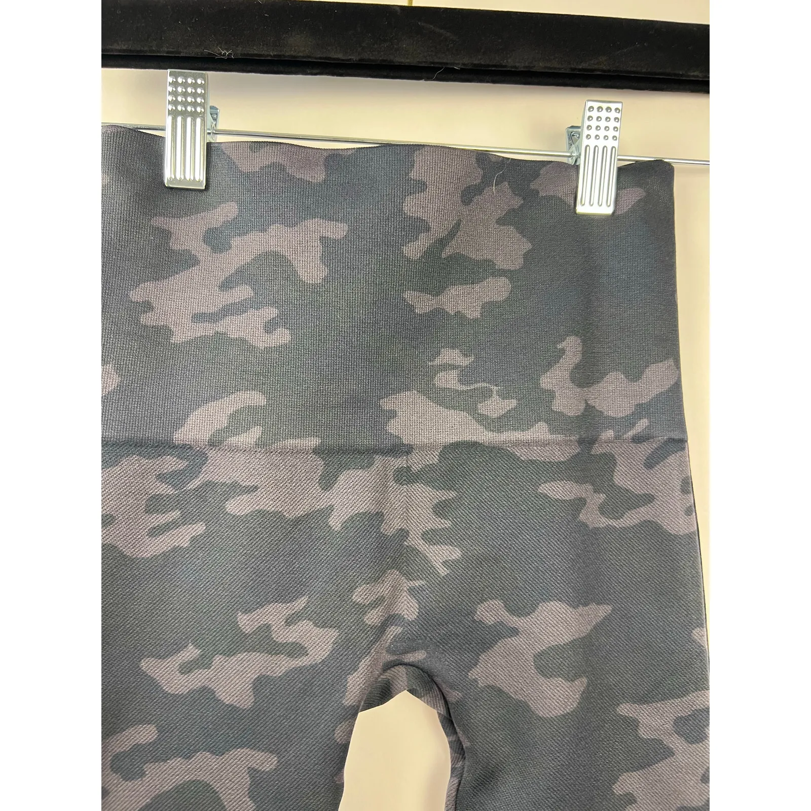 Spanx Look At Me Now Seamless Black Camo Leggings XS High Rise Shapewear - Image 9