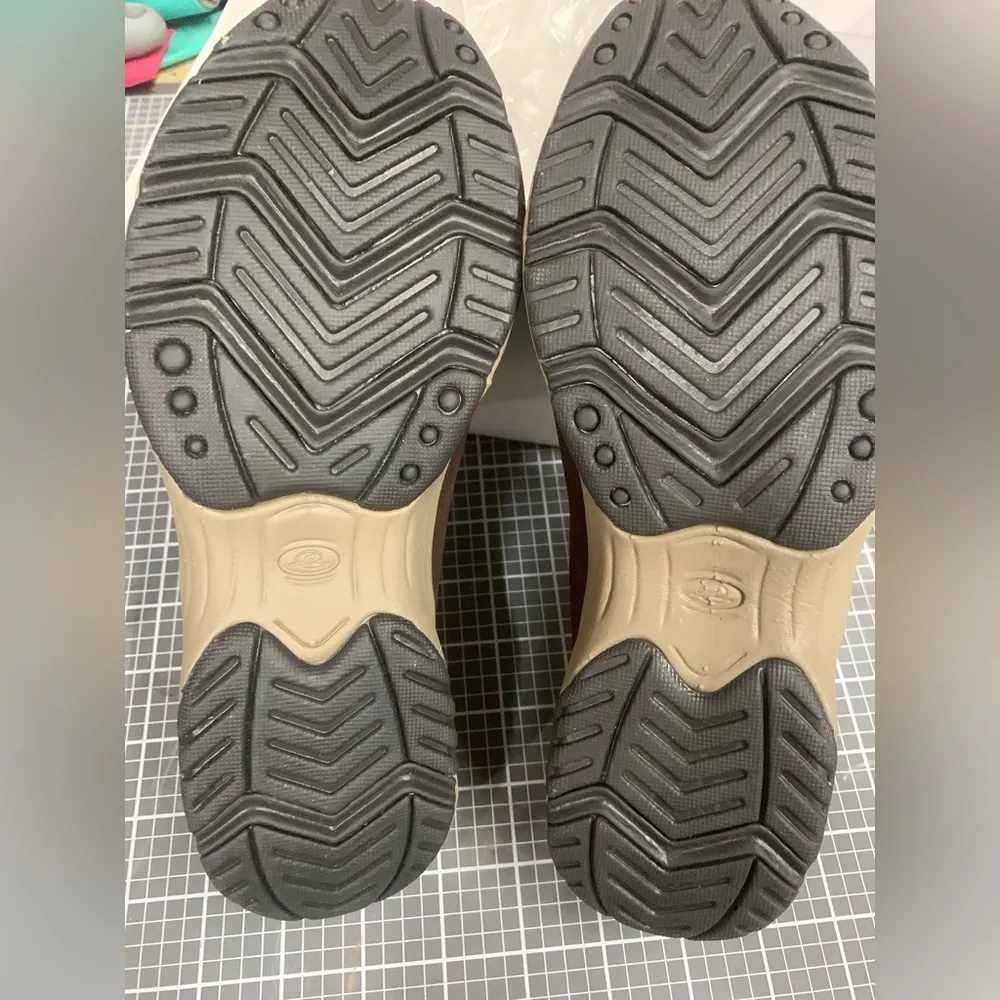 Easy Spirit size 7 travelwind brown taupe suede slip-ons - Image 2