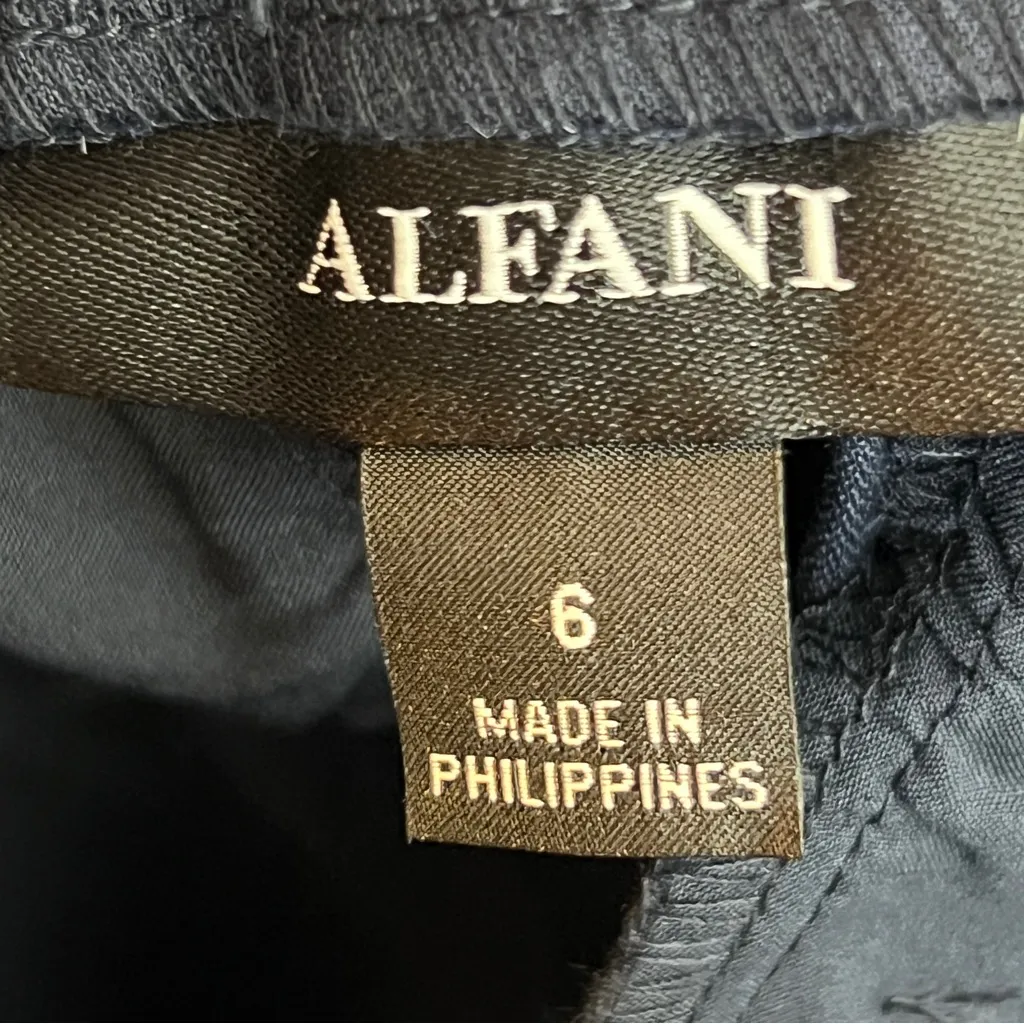 Alfani Size 6 Navy Blue Cropped Trousers with Mock Back Pockets & Zipper Closure - Image 11