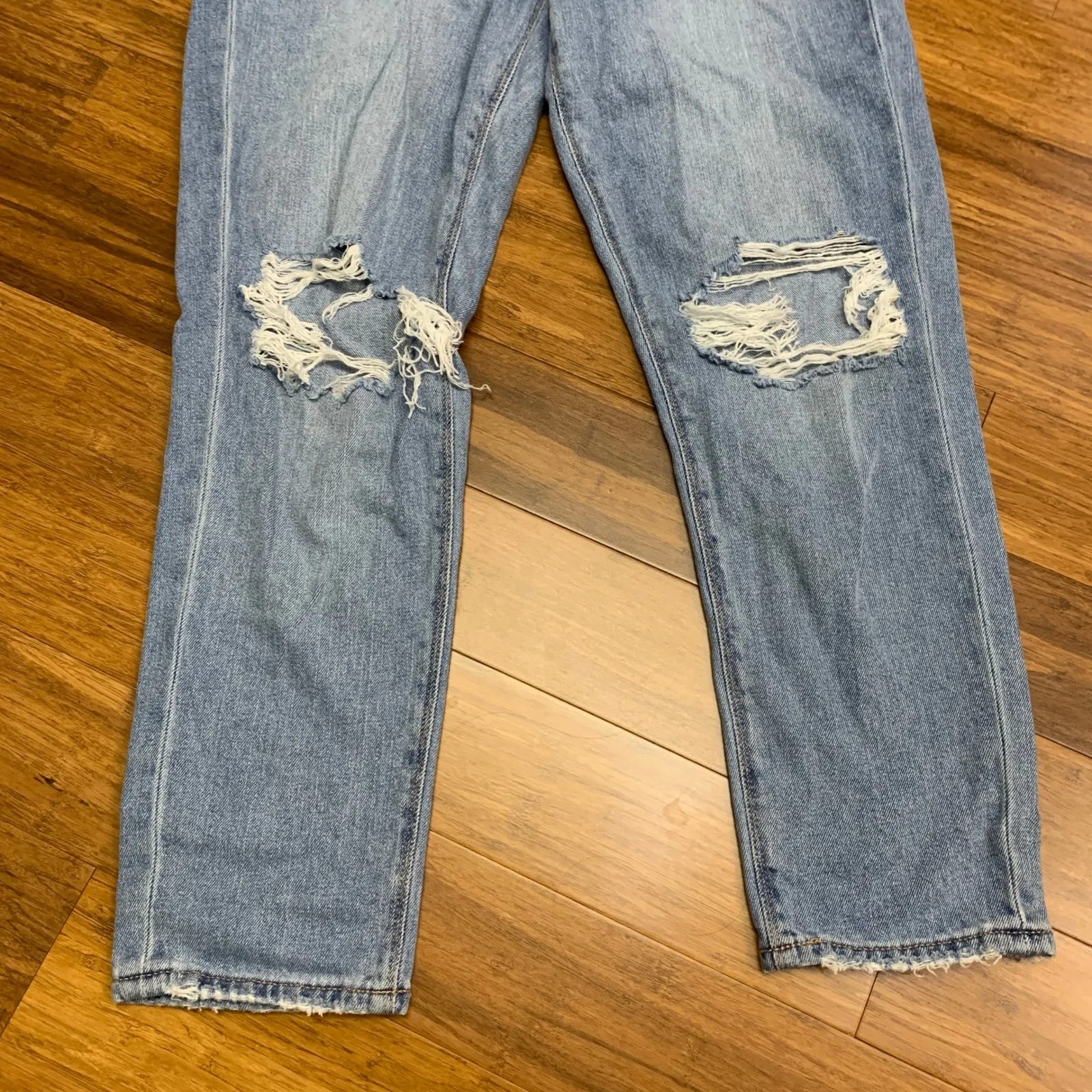 American‎ Eagle Mom Jeans Womens Size 4 Short Ripped Distressed Light Wash Denim - Image 3