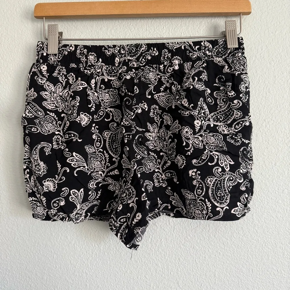 Forever 21 Black/White Floral Print Flowy Shorts. Size Small - Image 3