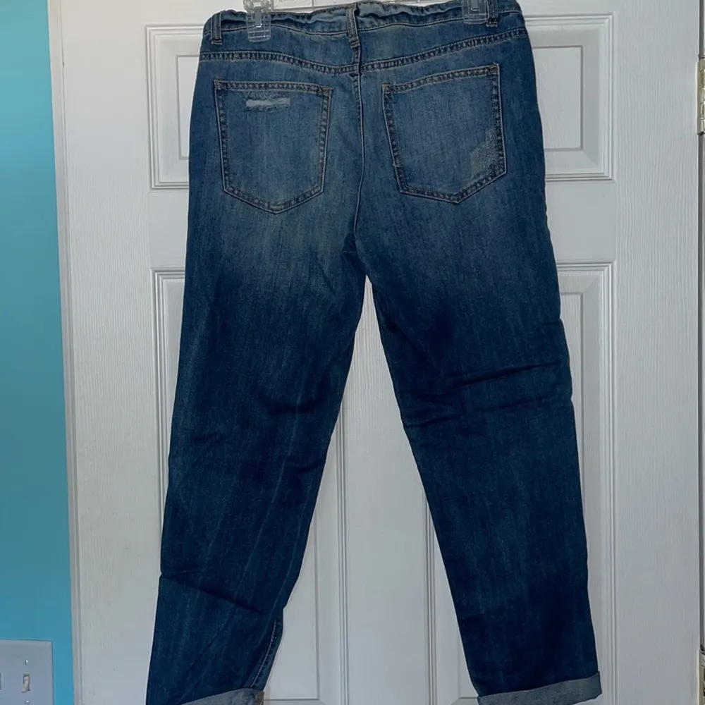 Women’s distressed medium wash capri jeans - Image 3