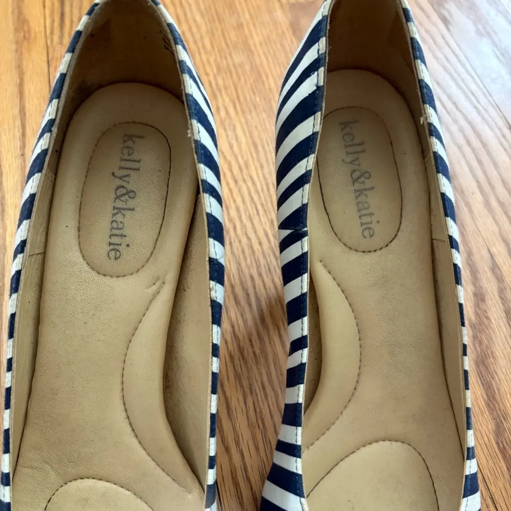 Kelly & Katie White Blue Striped Pumps Size 9 Nautical Summer Vacation - Image 4