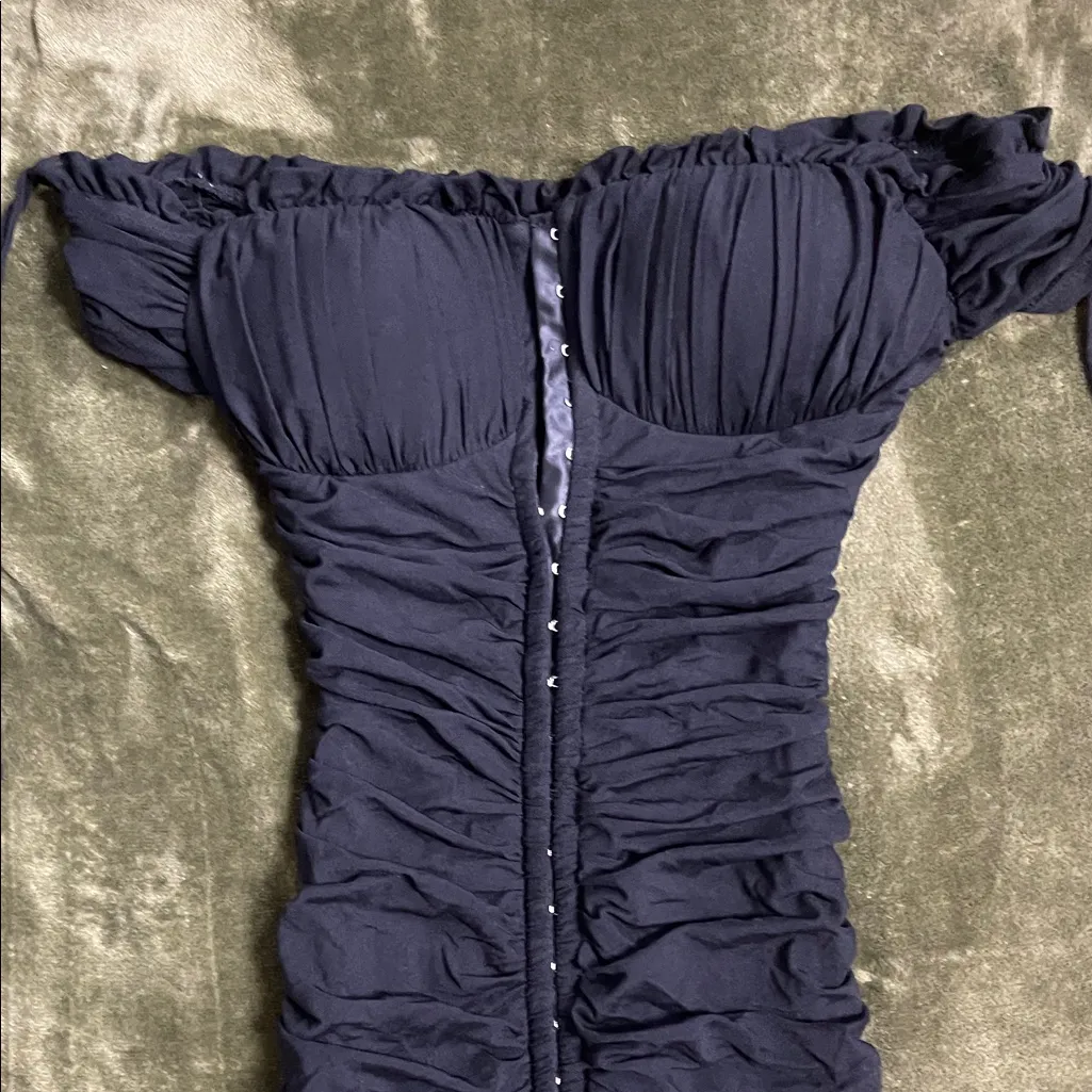 New Women's Hera Collection Elegant On or Off-Shoulder Black Ruched Dress Small - Image 2