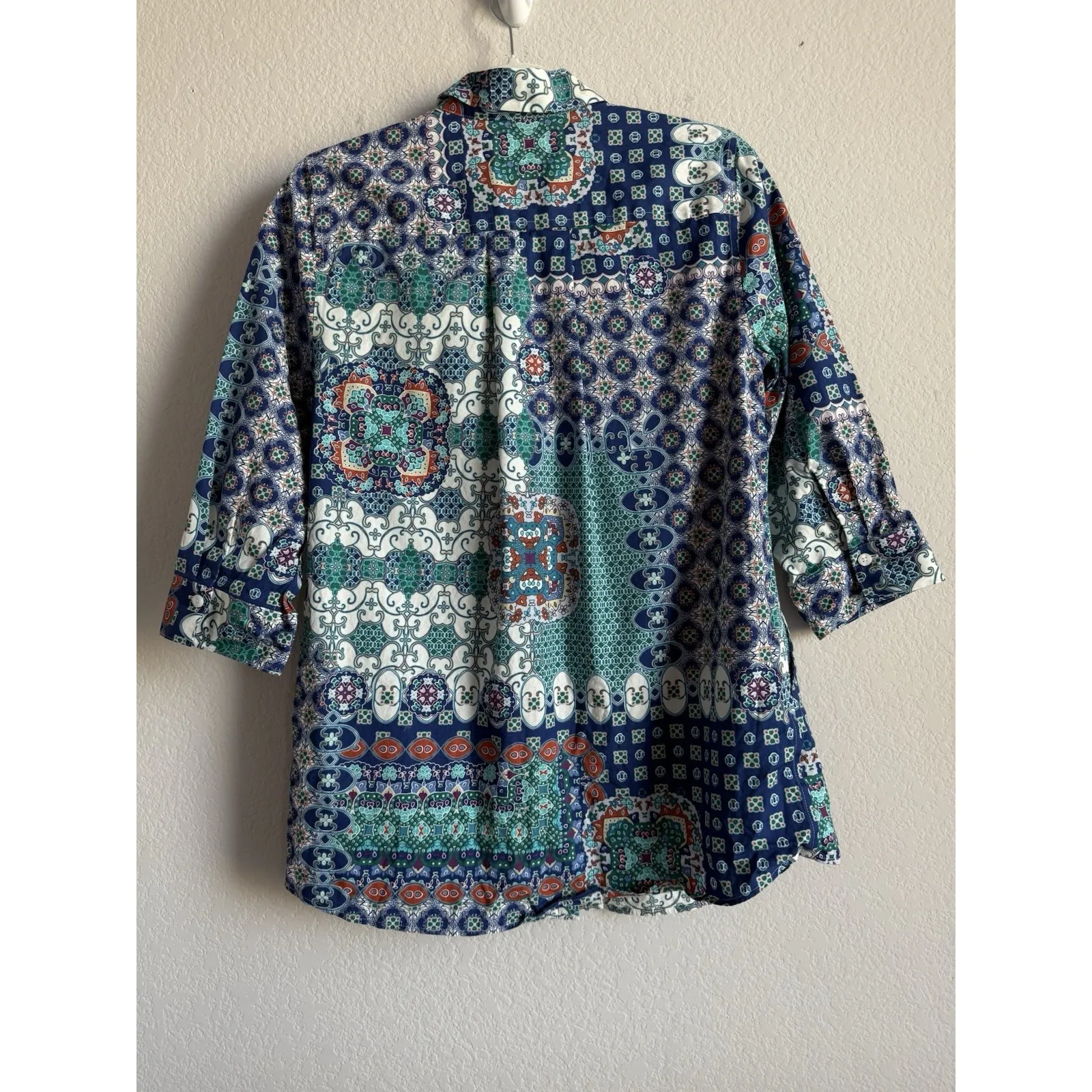 Chico's Button Down Blouse Hippie Boho No Iron Size 0 US Small Abstract Pockets - Image 2