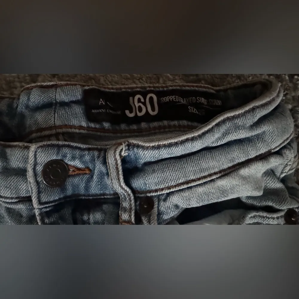 A/X Armani Exchange J60 Cropped Frayed Super Skinny Jeans. - Image 4