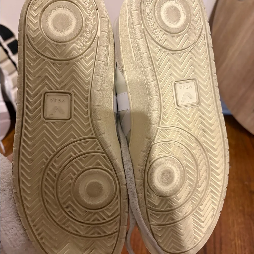 NWT Veja Sneakers v-90 - Image 5