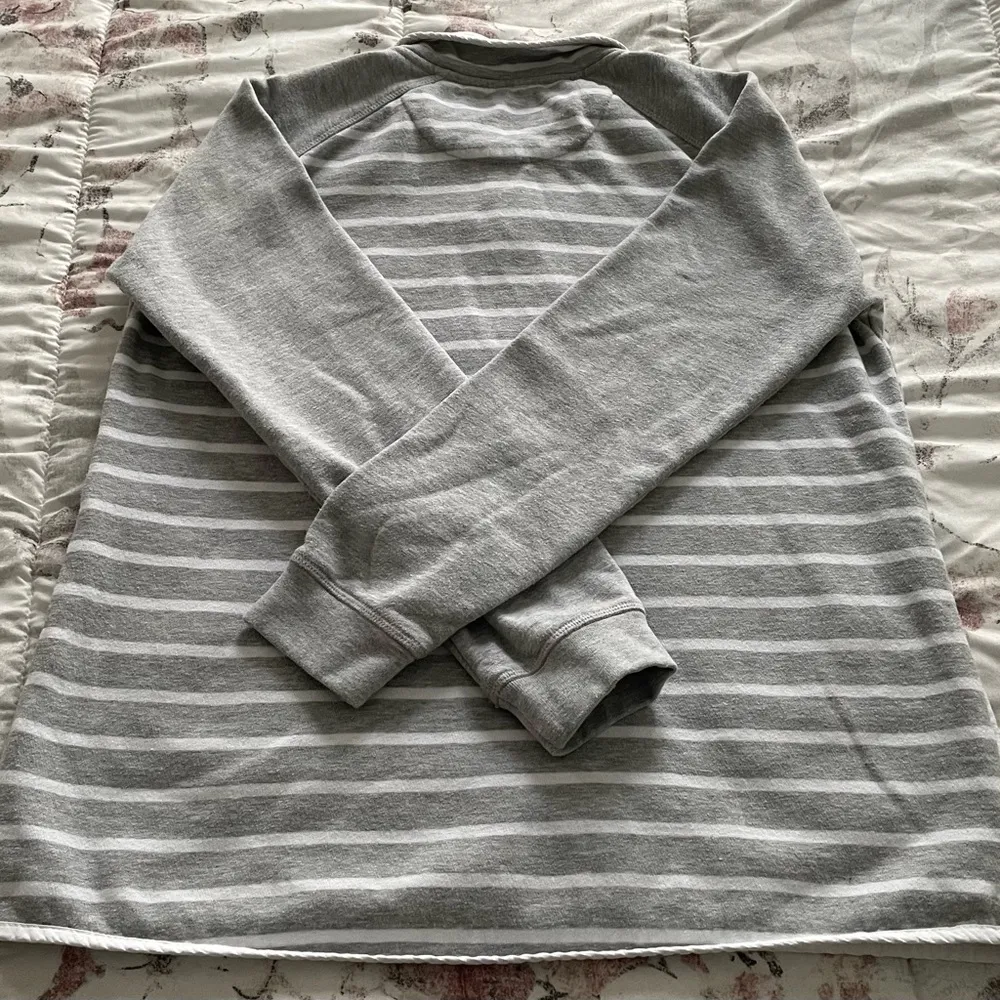 Orvis women’s striped gray 1/4 zip logo pockets pullover sweatshirt, size M - Image 16