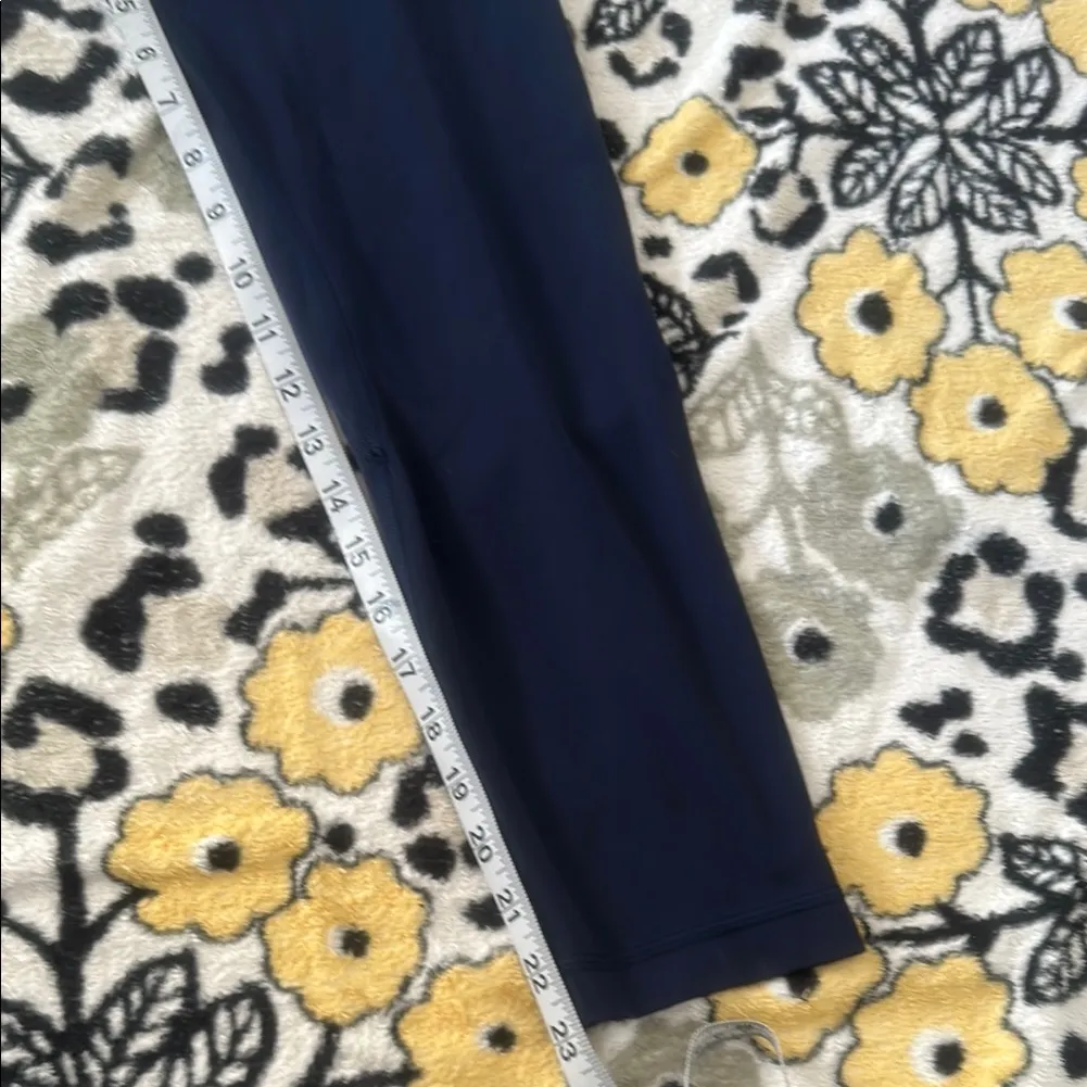 Lululemon Women’s Navy Blue Cropped Leggings EUC Size 8 - Image 5
