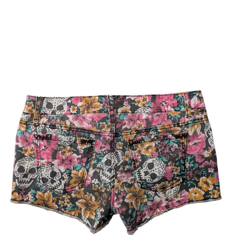 Lovesick Skull Floral Design Shorts Size 5 Pink - Image 5