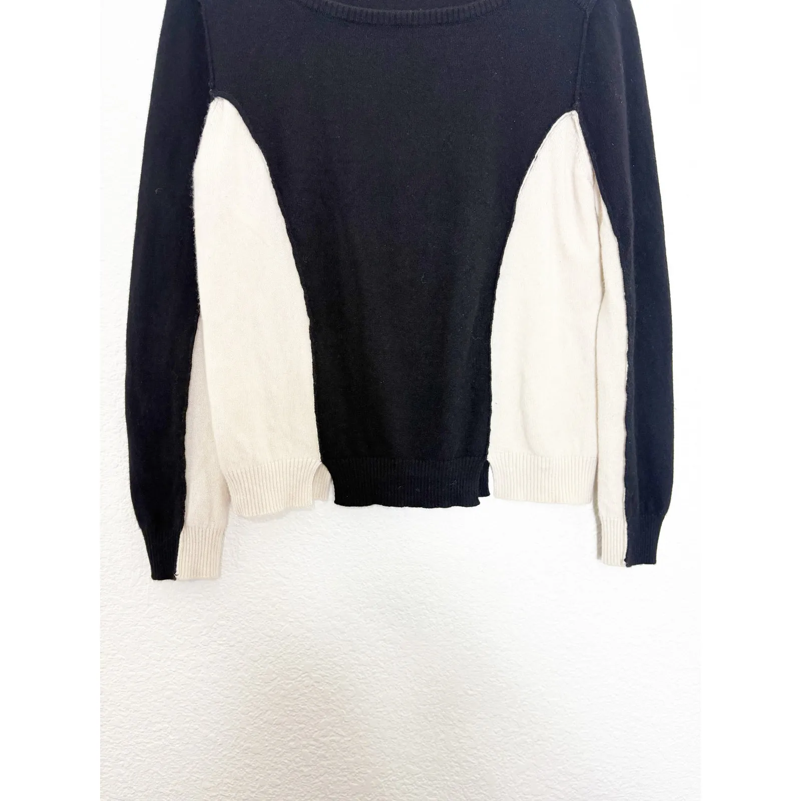 525 America 100% Cashmere Color Block Sweater Size Medium Black Cream Preppy - Image 6