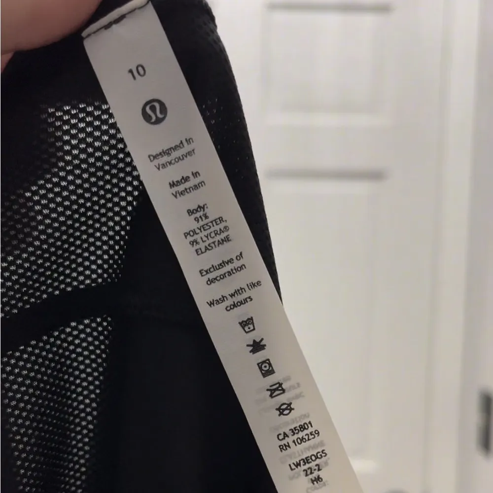 Lululemon Mesh Black Short Sleeve T-Shirt - Size 10 - Image 14