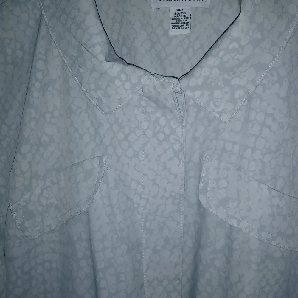 Calvin Klein XL Shacket Cargo Drawstring Belt Jacket in Light Gray Snakeskin - Image 10