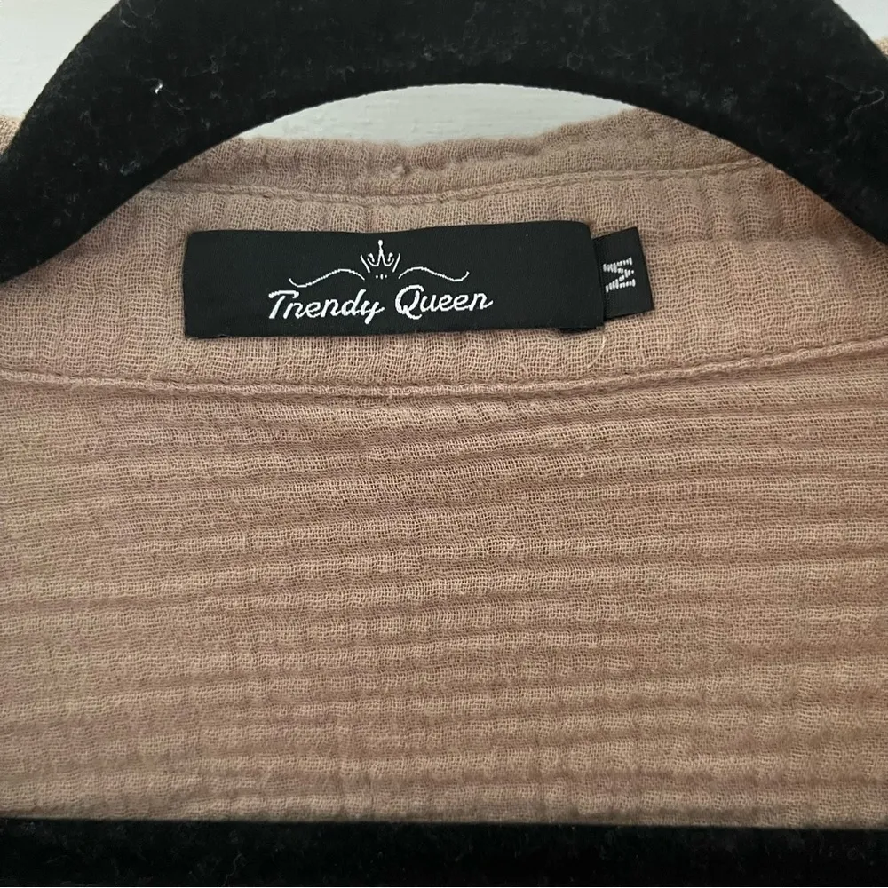 Trendy Queen 100% Rayon Breathable Fabric Long Sleeve Button Down. Size Medium - Image 6