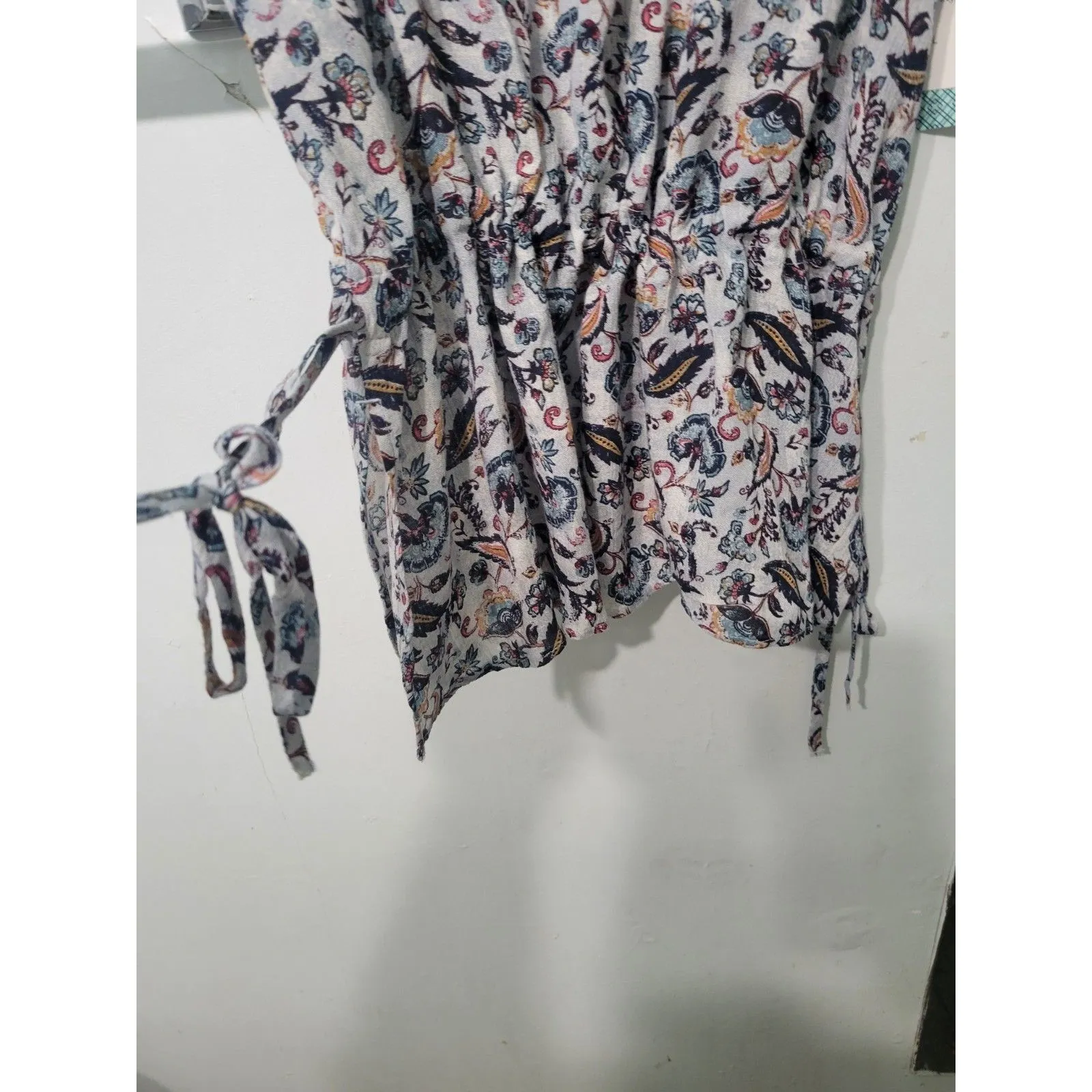 Susina Nordstrom Rack Women's Top/ Blouse Gray Floral Sleeves Size L - Image 4