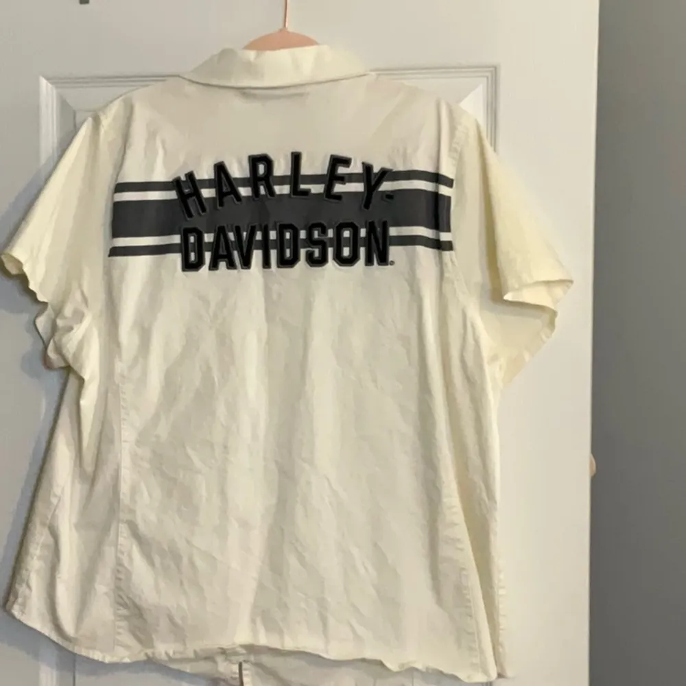 Harley-Davidson White and Gray Striped Short Sleeve Button Down Shirt - Image 3