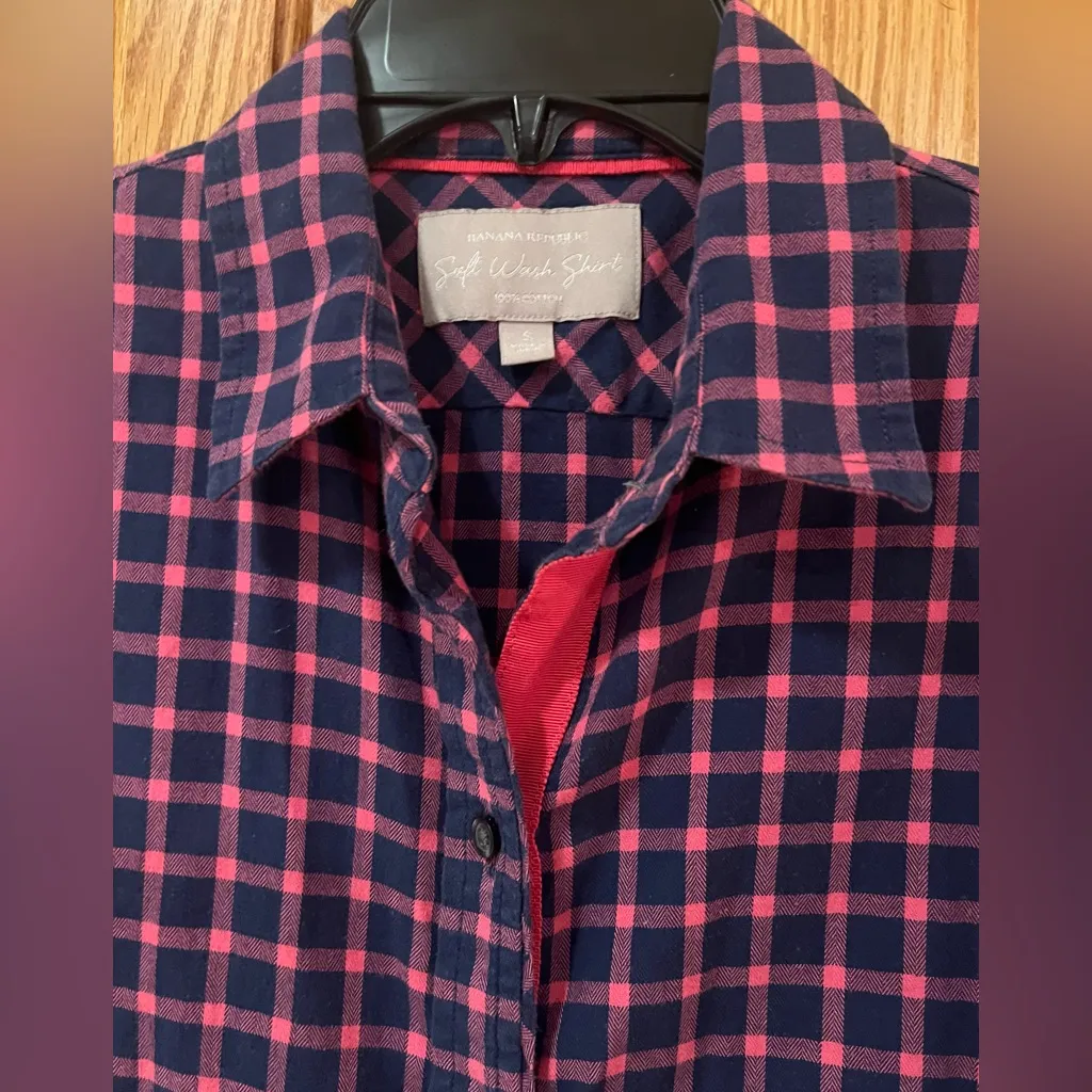 Banana Republic Navy‎ Blue & Hot Pink Check Soft Wash Button Down Flannel Shirt - Image 3