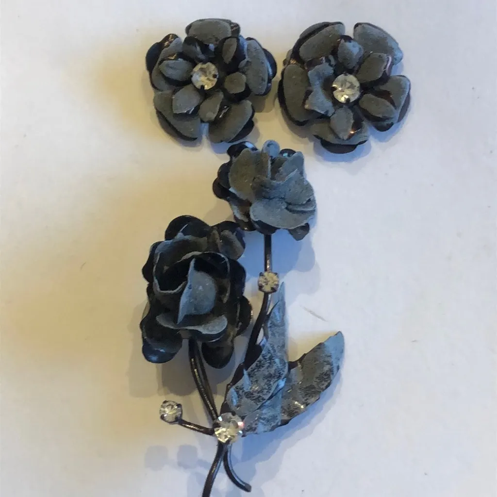 Austria Vintage Black Metal Gray 3D Flower Brooch Clip On Earrings Set - Image 3