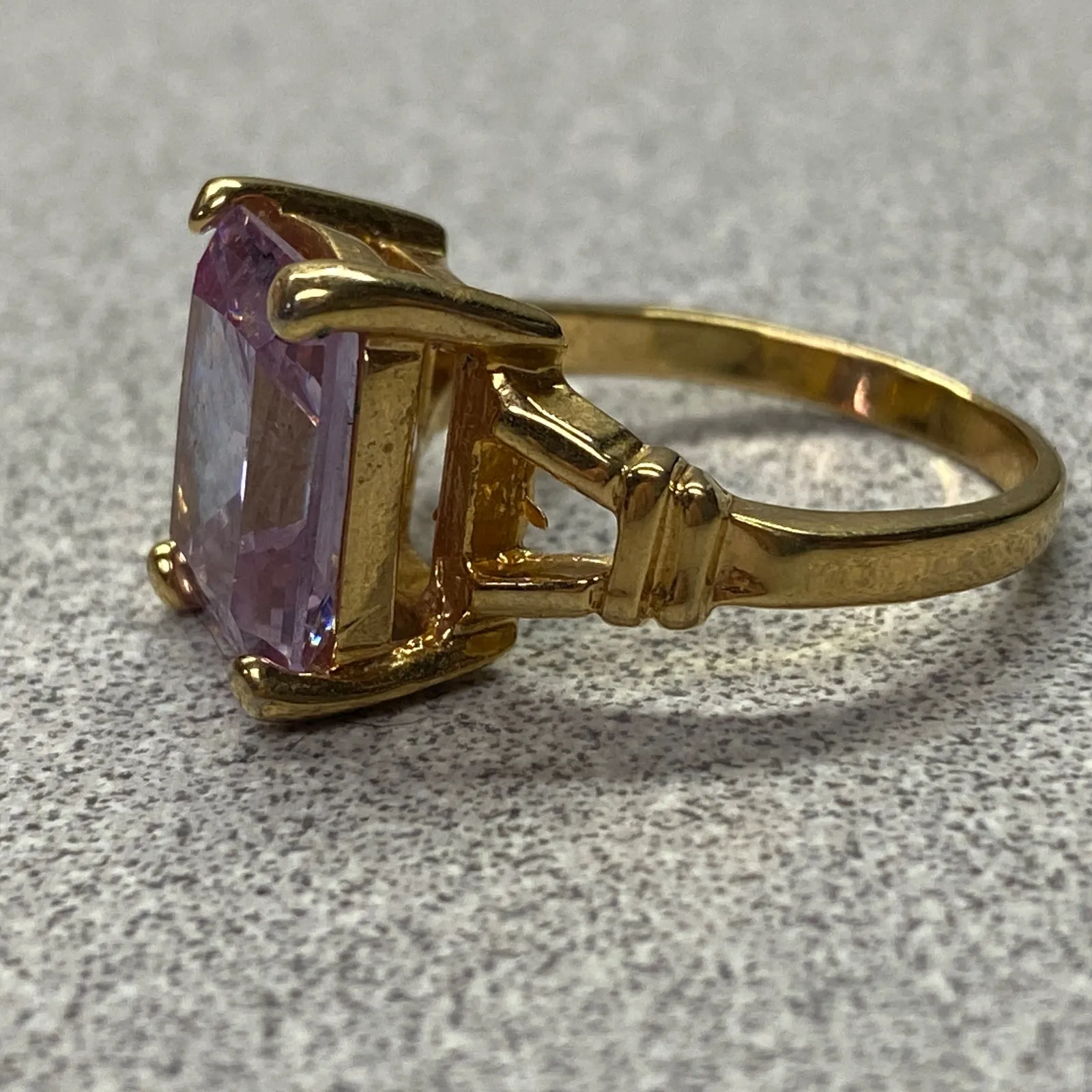 Stunning Gold Tone Emerald Cut Lavender Stone Ring Statement Cocktail Size 7.75 Purple - Image 4
