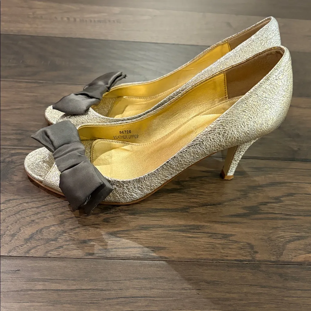 JCrew Collection Platinum Metallic Peep Toe Pumps with Dark Gray Satin Bow Sz 7 - Image 5