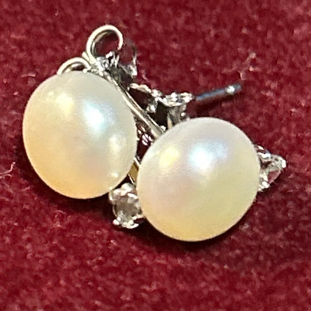 Women's Unbranded White Pearl & Silver Tone Stud Earrings - Image 3