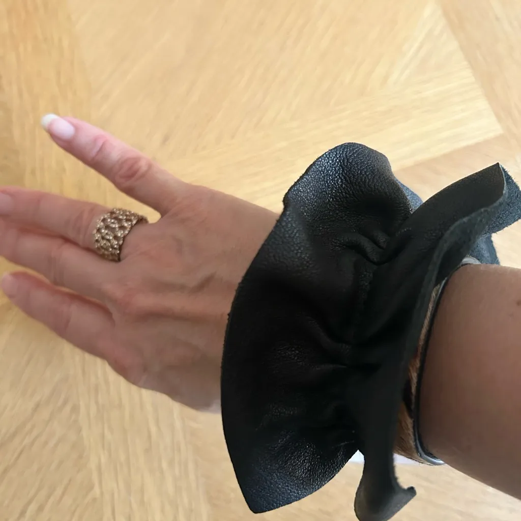 NWT Genuine Leather Black Frill Leopard Buckle Bracelet Gold - Image 10