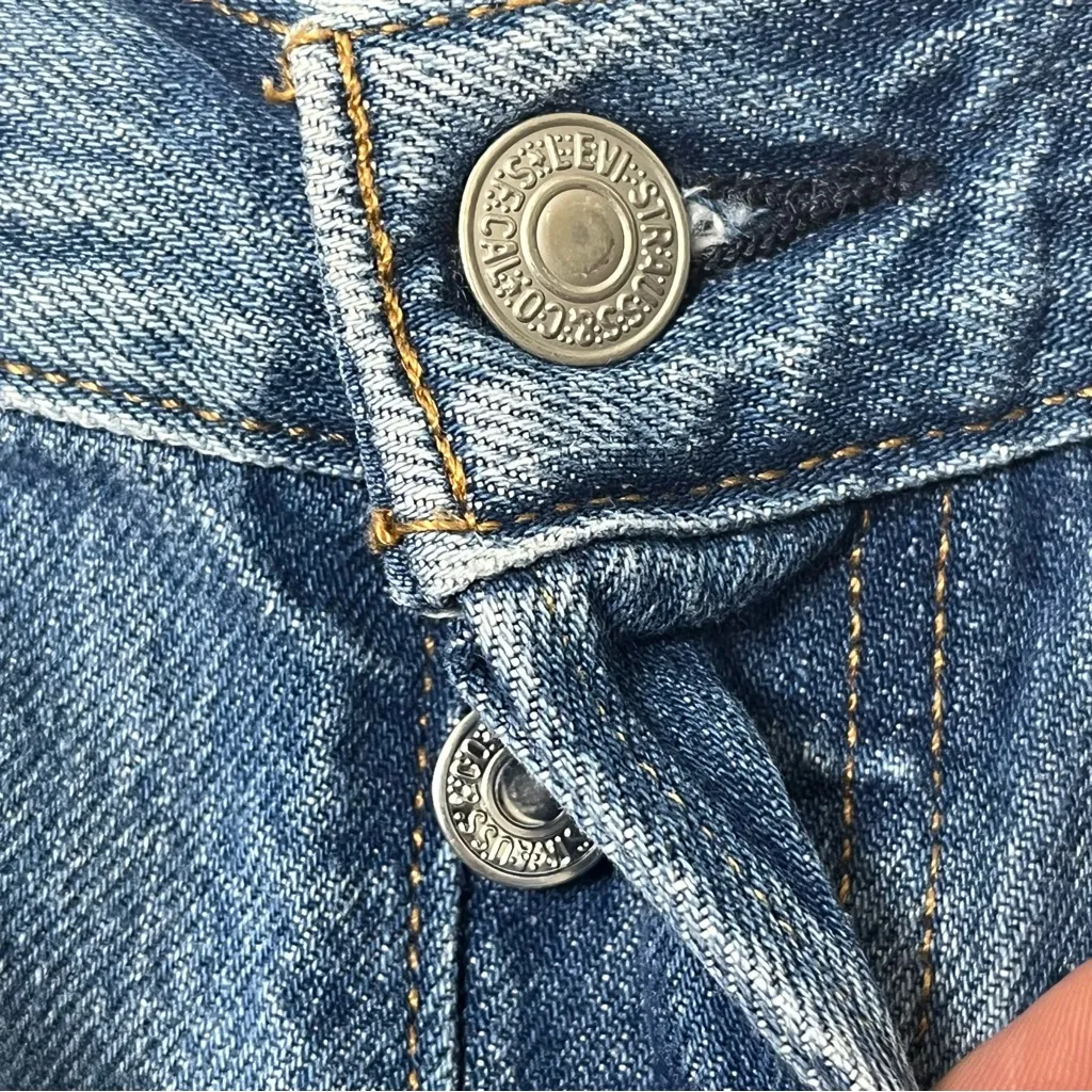 Levi’s 501 Mid Thigh Denim Shorts Medium Wash Raw Hem Size 25 - Image 6