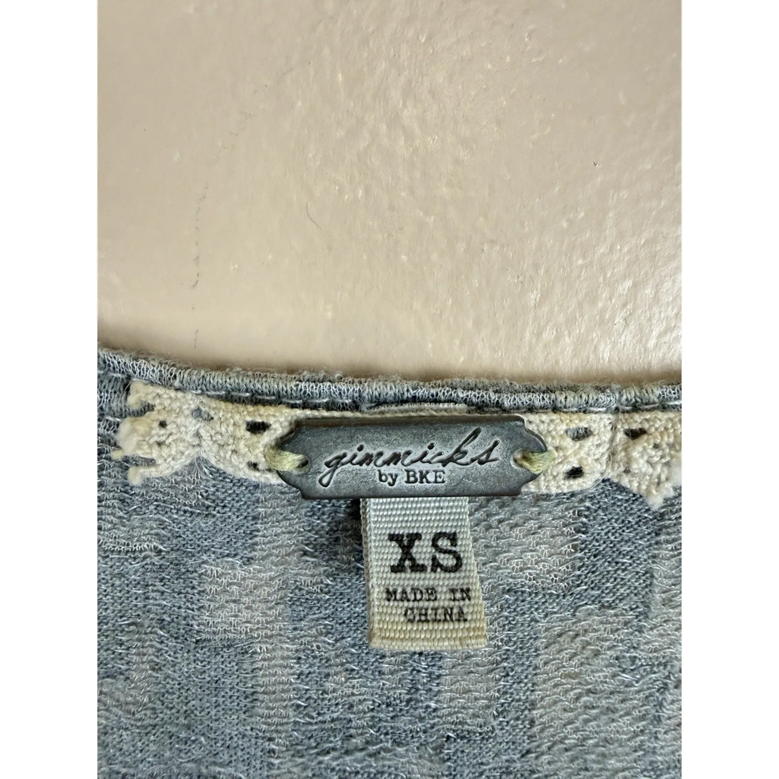 Gimmicks by BKE Women’s Sleeveless Boho Top XS Dusty Green Asymmetrical - Image 7