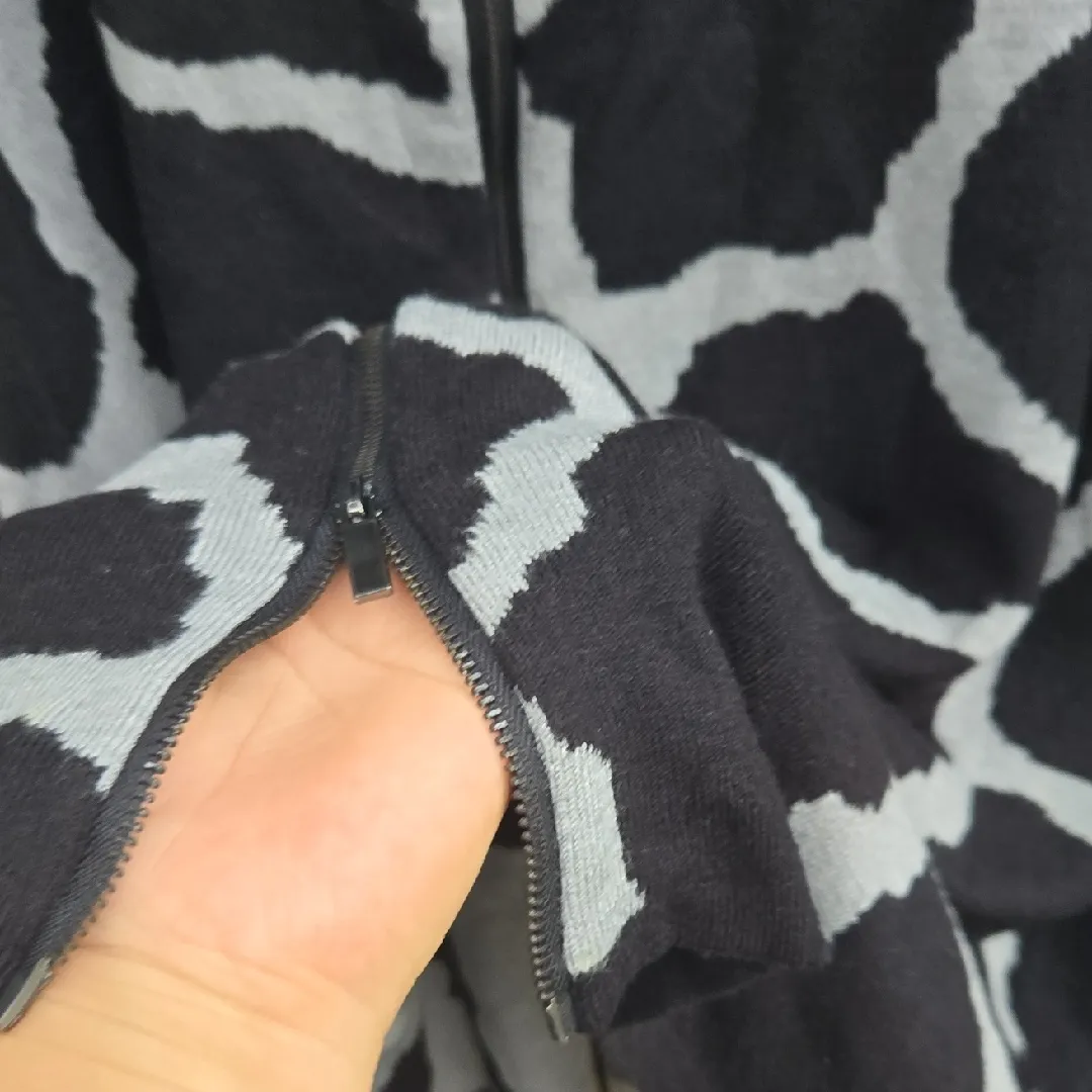 Lane Bryant  Black and Gray Patterned Sweatshirt - Image 5