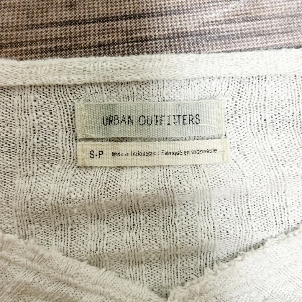 Urban Outfitters Pale Gray Cropped Half Puff Sleeve Ribbed Knit Twist Lena Top - Image 7