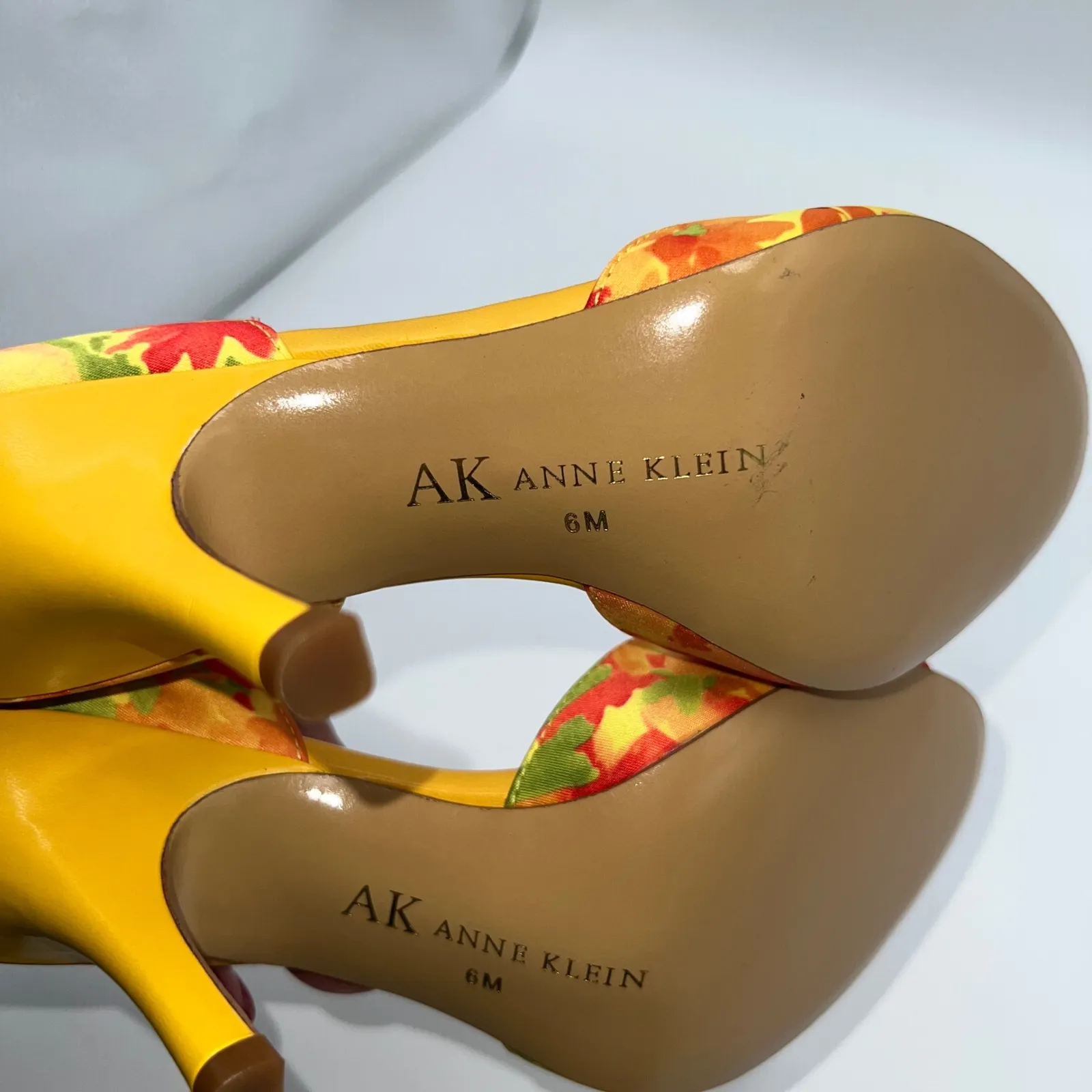 AK Anne Klein AK Kalei Womens 6M Yellow Floral Peep Toe Rose Heels Shoes Festive Size 6 - Image 2