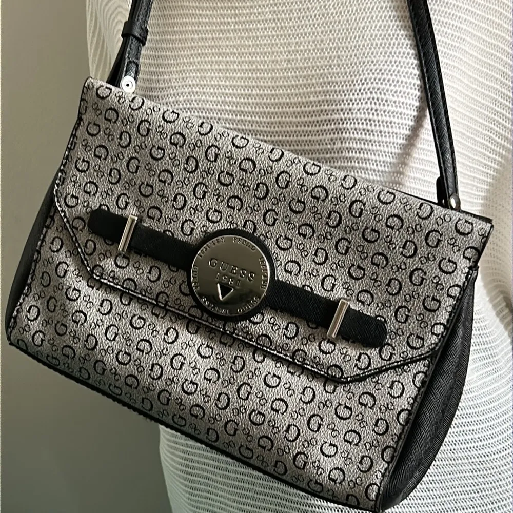New Guess Chic Signature Logo Gray and Black Crossbody Purse Handbag - Image 13
