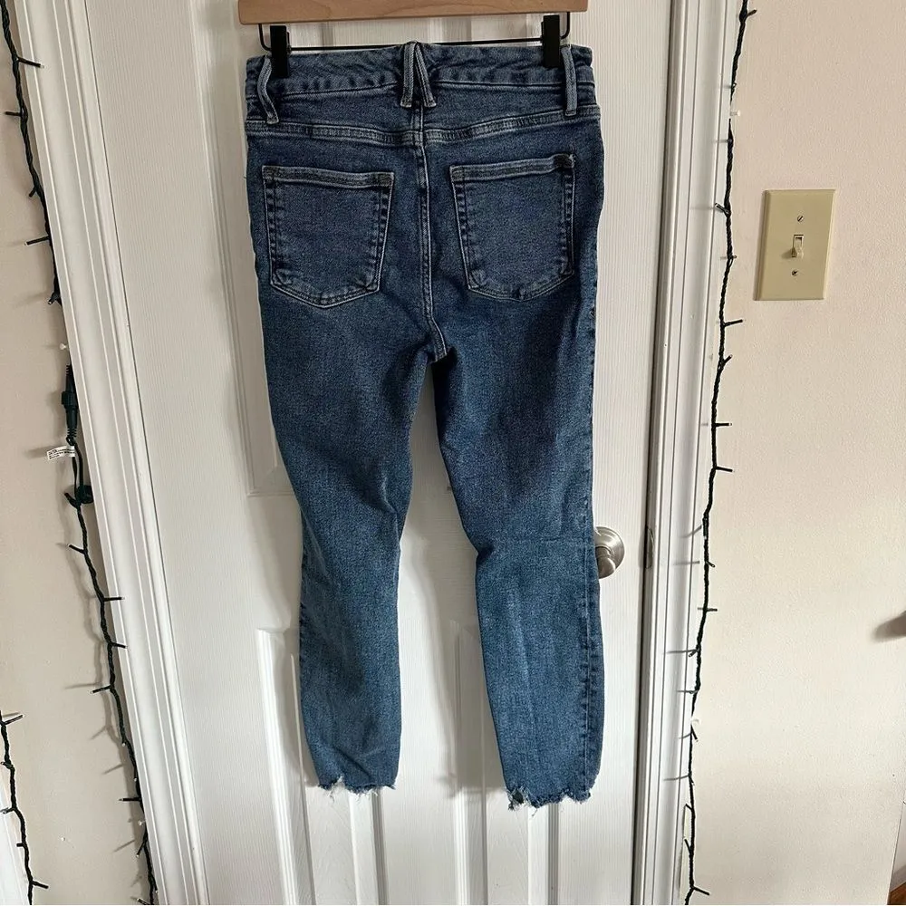 Good American Good Waist Cropped Chewed Hem Jeans Women’s Size 6 - Image 4
