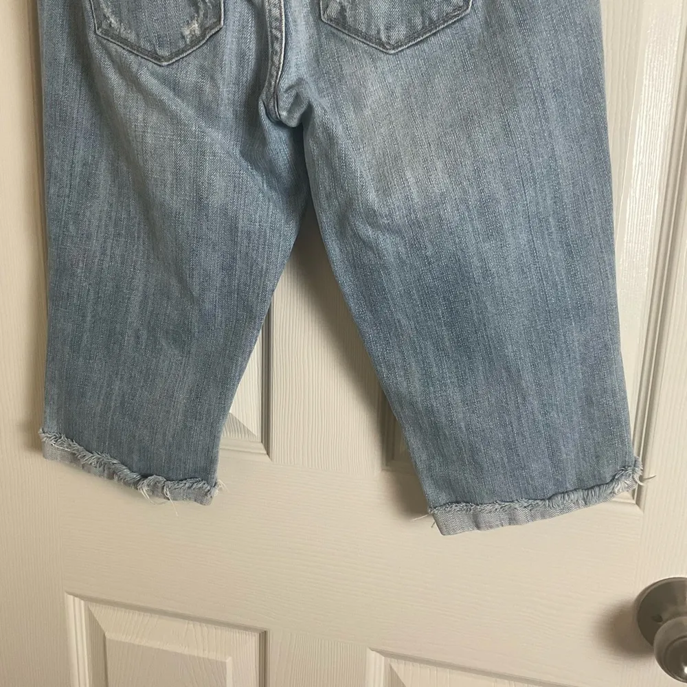 Abercrombie Fitch Med Rise Light Wash distressed Denim Bermuda Shorts Size 28 - Image 7