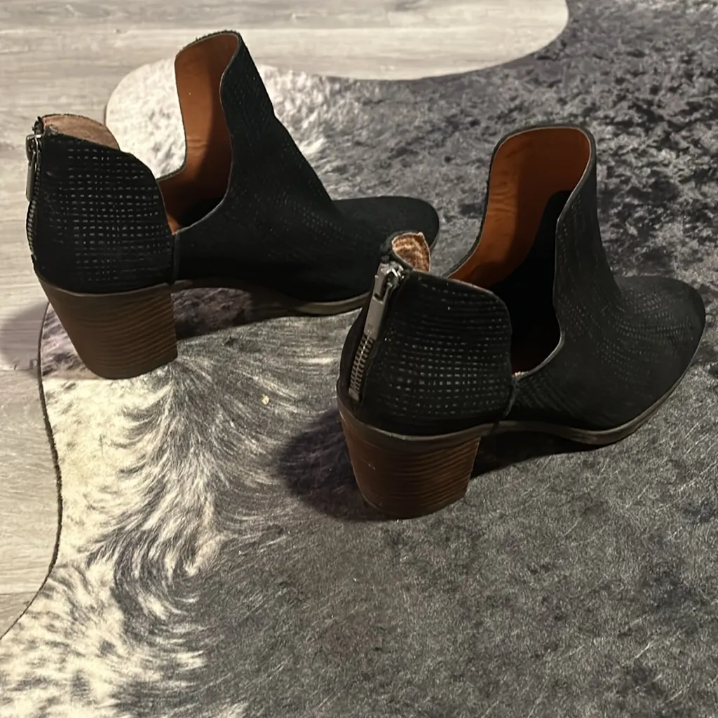 🖤Black Lucky Brand Booties w/Heels & Stylish Zipper GoingUp the Back🖤 - Image 2