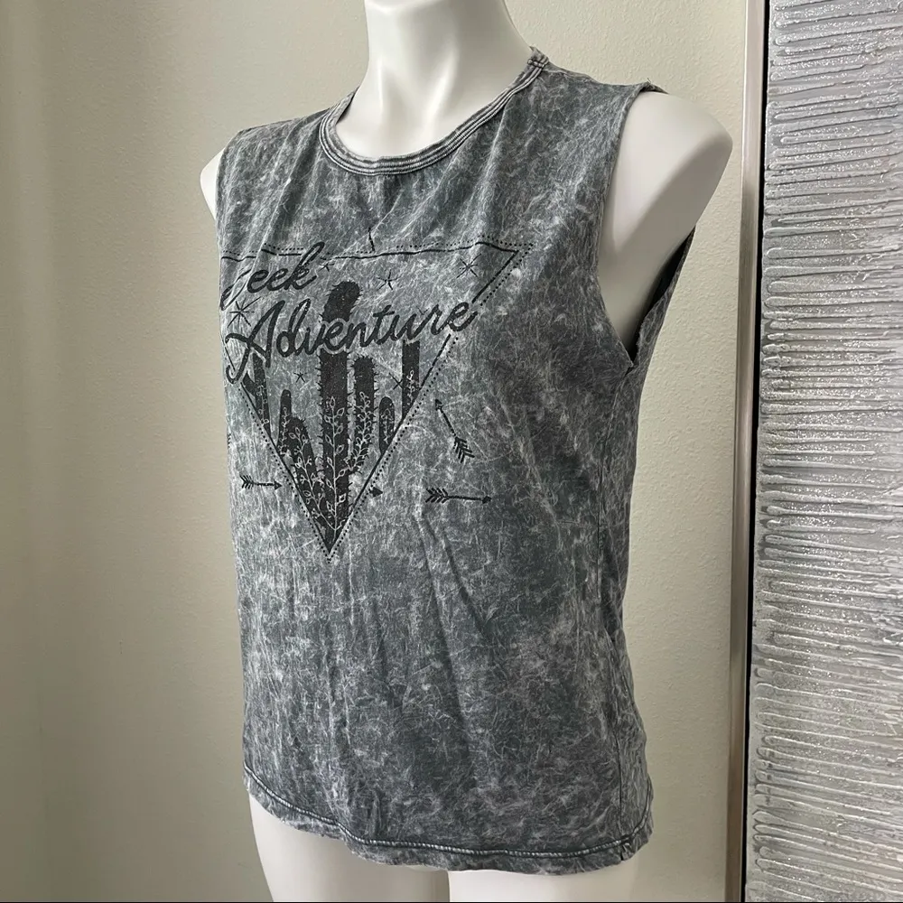 American Age Women’s Sleeveless Tee Size S - Image 3