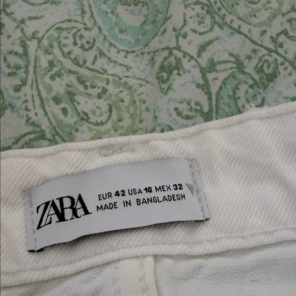 Zara Women's Off-White Jean Shorts - Image 4