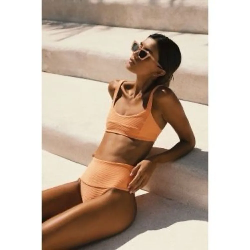 New. L*SPACE M-top/S-bottom. Tangy bikini. Retails $198. - Image 4