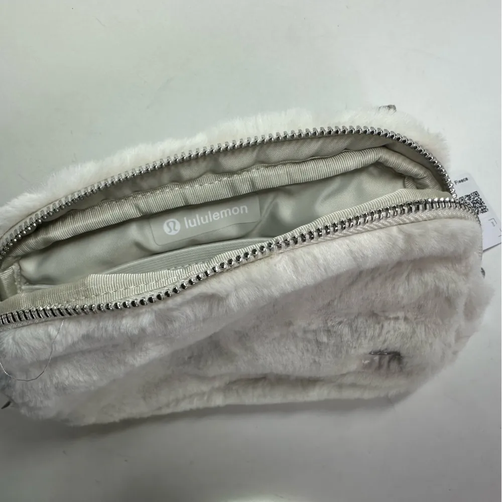 NEW Lululemon Everywhere Belt Bag 1L Plush Fleece Bone White Concert Festival - Image 9