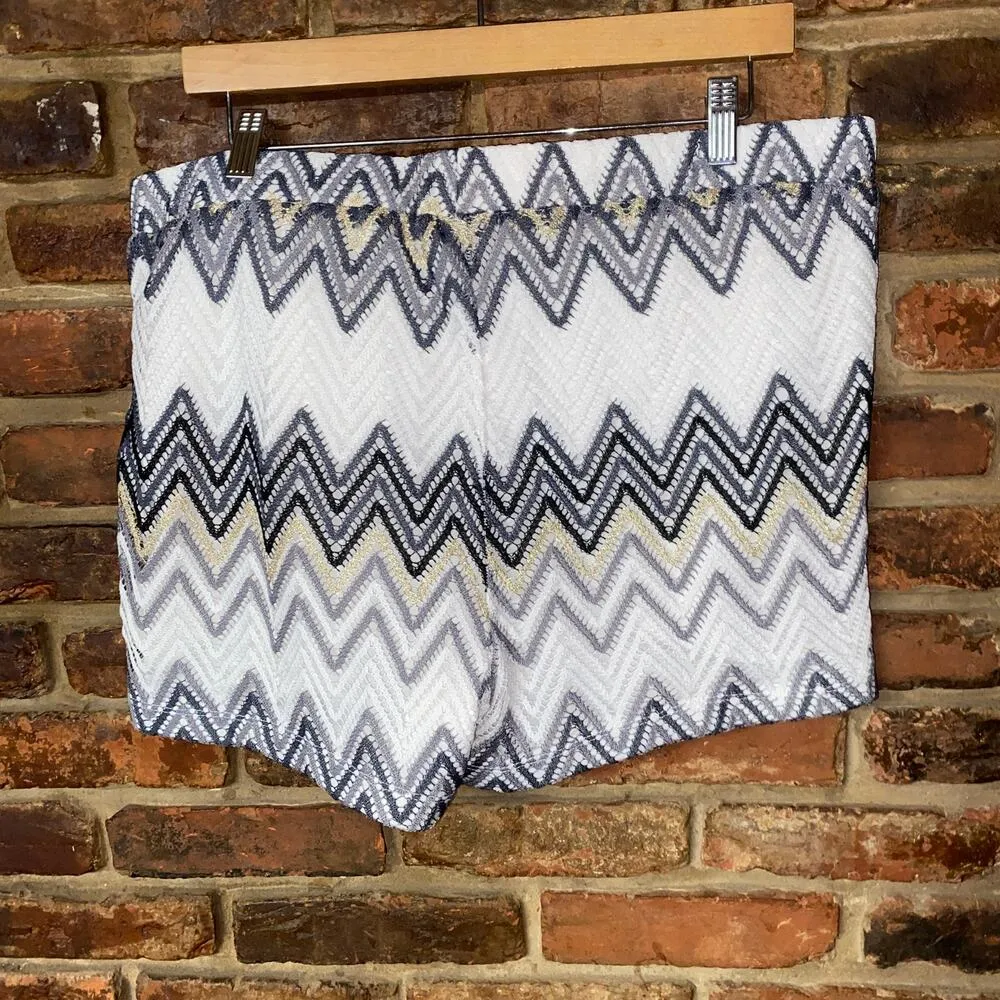One 5 One White Gray Black Metallic Gold Chevron Stripe Pull-On Short Size Large - Image 3
