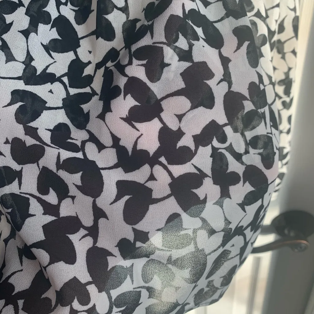 Rose + Olive Black and White Chiffon Fit & Flare Blous Size Large NWT - Image 4