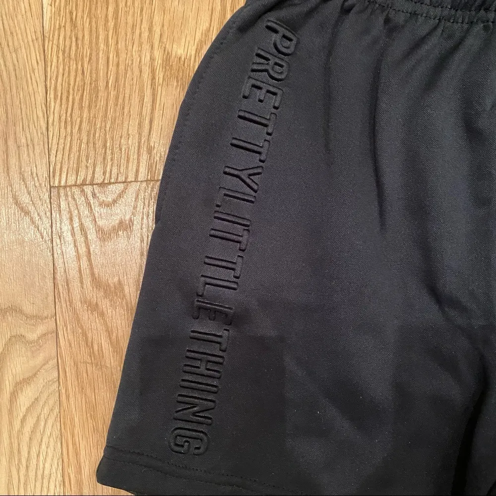 Pretty Little Thing Black Vertical Logo Shorts Size US0 - Image 5