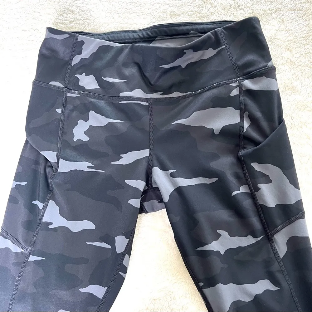 Athleta Camo Contender 7/8 Tight Black Grey Camo Size Small - Image 5