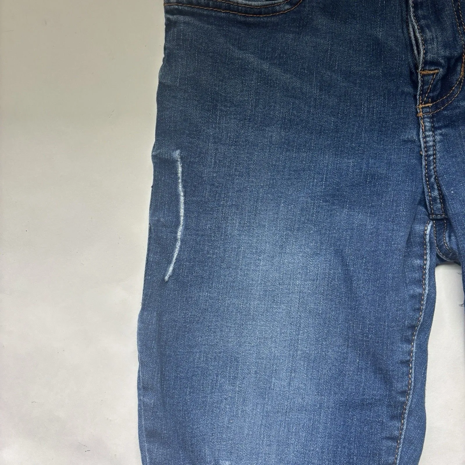 ROCK & REPUBLIC Berlin Distressed Mid-Rise Jeans Women's Size 8 Medium Wash - Image 13