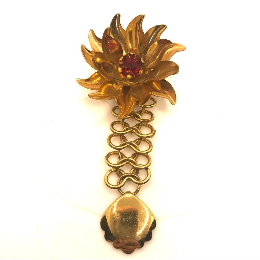 VINTAGE CIRCA 1960'S GOLD TONE BROOCH WITH RED RHINESTONE DETAIL - Image 10