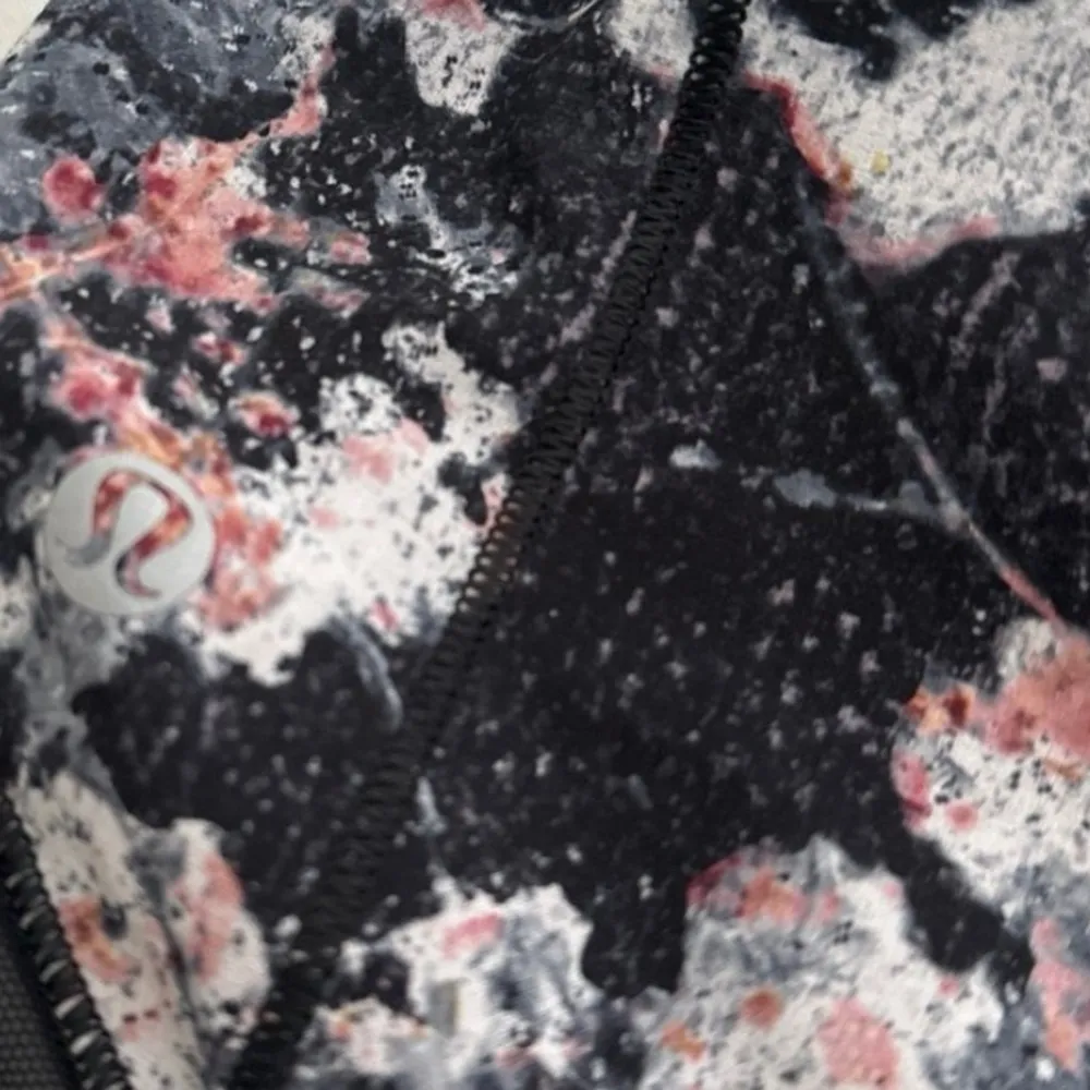 Lululemon Hotty Hot Short II Long 
Spring Bloom Multi / Black size 6 - Image 4