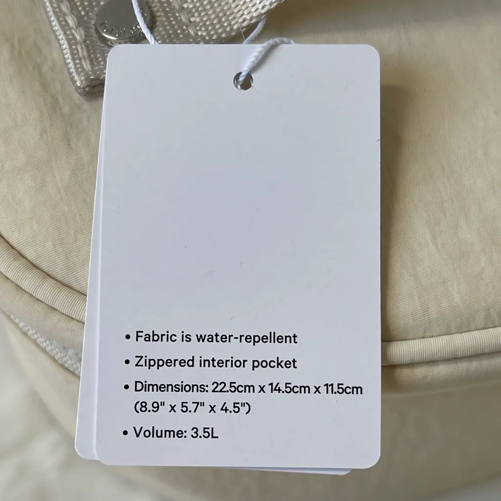 Lululemon Oval Top Access Kit Vol 3.5 L in White Opal - Image 11