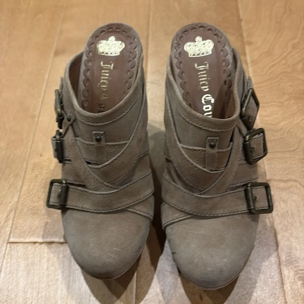 Juicy Couture Collette suede clogs mules platform shoes 7.5 tan - Image 2